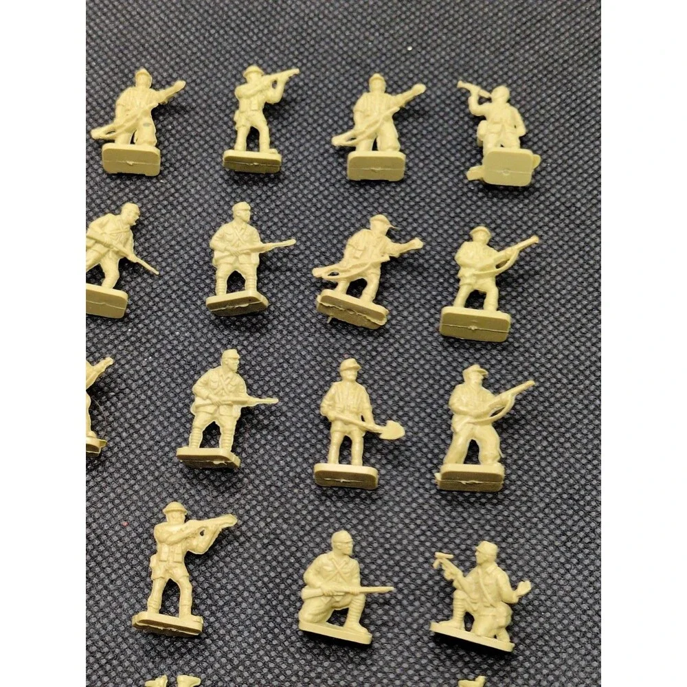 (33) Infantry Soldiers With Rifles Miniatures 1/72 Scale